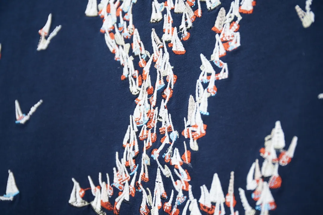 🅿️180 1V 25SS new style in early spring Colorful embroidered sailboat Lv letter short sleeve Light luxury essential item for daily commuting for men and women Correct version Welcome to compare Detailed features · 320g 100% pure cotton double yarn jersey fabric · Custom dyed in the same vat with special thickening 32 pieces of double-strand 1X1 thread · The front panel uses multi-needle embroidery technology to embroider the colorful sailboat pattern Lv letter graphics · Back panel ghost back design + sailboat pattern + letter logo embroidery · Double-needle cross-stitching process · Original main mark, washed tag, branded moisture-proof paper packaging Color: black/white Size: S/M/L/XL